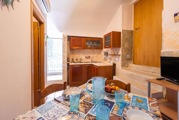 Fridge, cookware/dishes/utensils