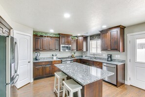 Fridge, microwave, stovetop, dishwasher