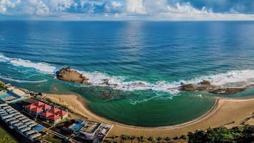 Na praia, espreguiçadeiras, toalhas de praia