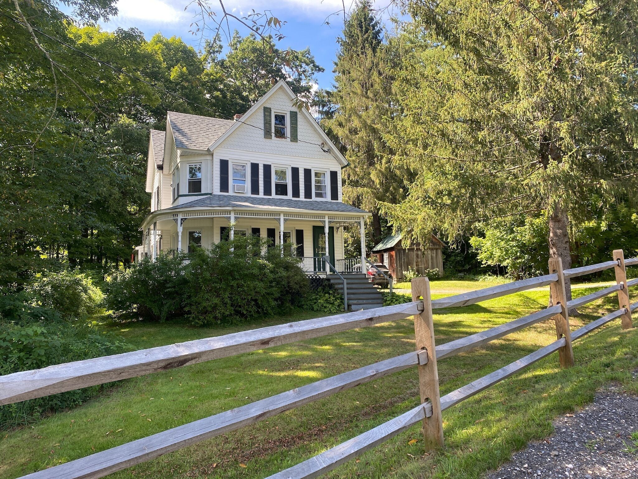 3 Bedroom Catskills Farmhouse in Livingston Manor w Hot Tub