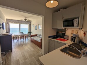 Kjøleskap, mikrobølgeovn, oppvaskmaskin og kaffetrakter/tekoker