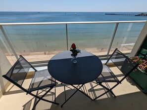 Outdoor dining - Cozy apartment with sea view (Les Sables-d'Olonne)