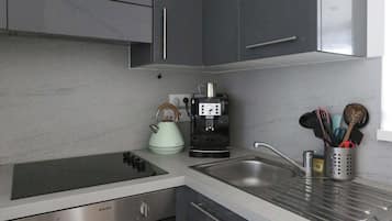 Kühlschrank, Mikrowelle, Ofen, Geschirrspüler