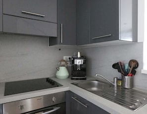 Kylskåp, mikrovågsugn, ugn och diskmaskin