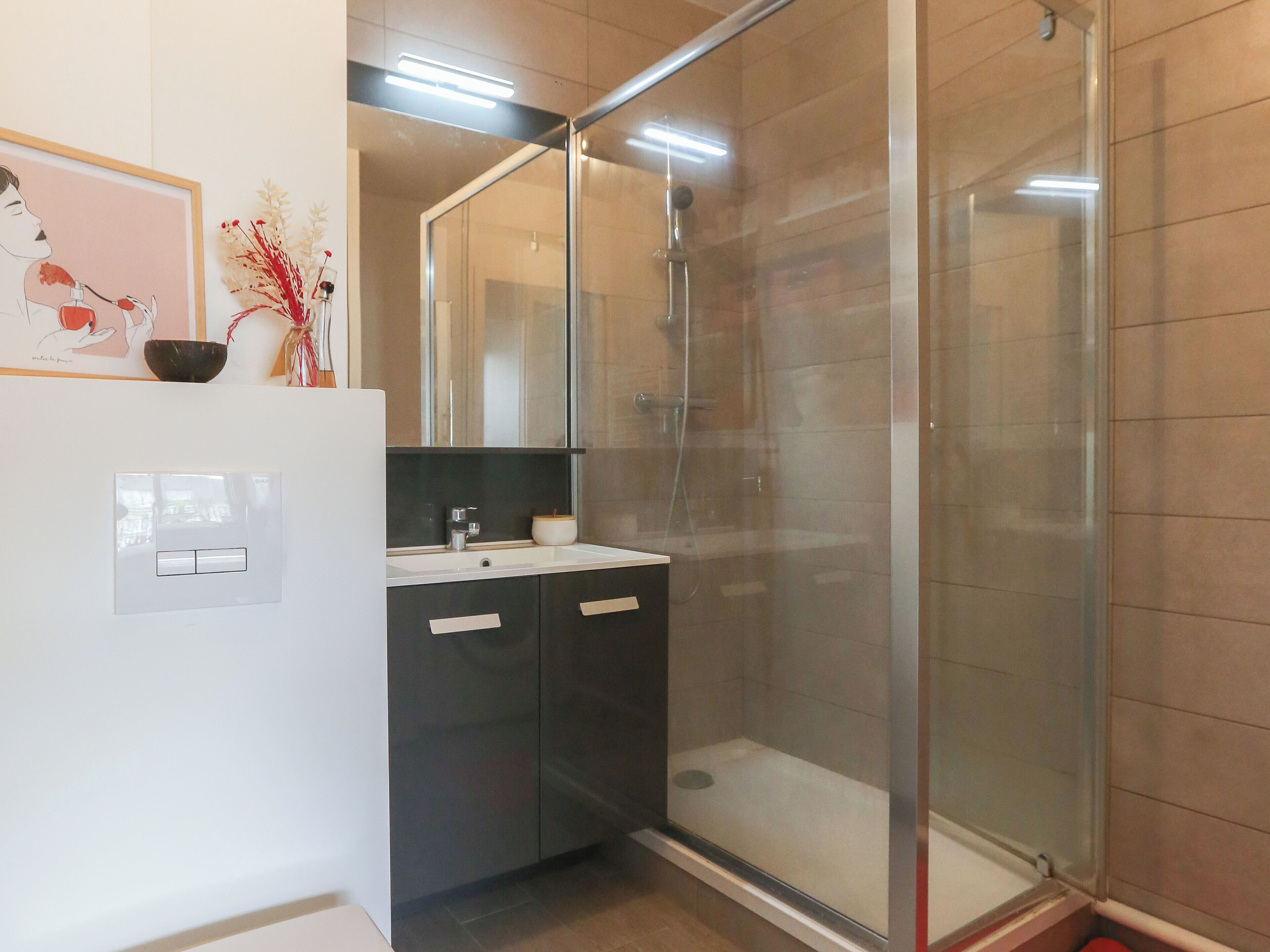 Een douche, een haardroger, handdoeken