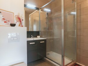 Douche, séchoir à cheveux, serviettes fournies