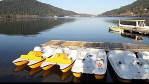 A calm lake with several small boats docked at a wooden pier. - Spacious apartment in the heart of Gerardmer (Gérardmer)