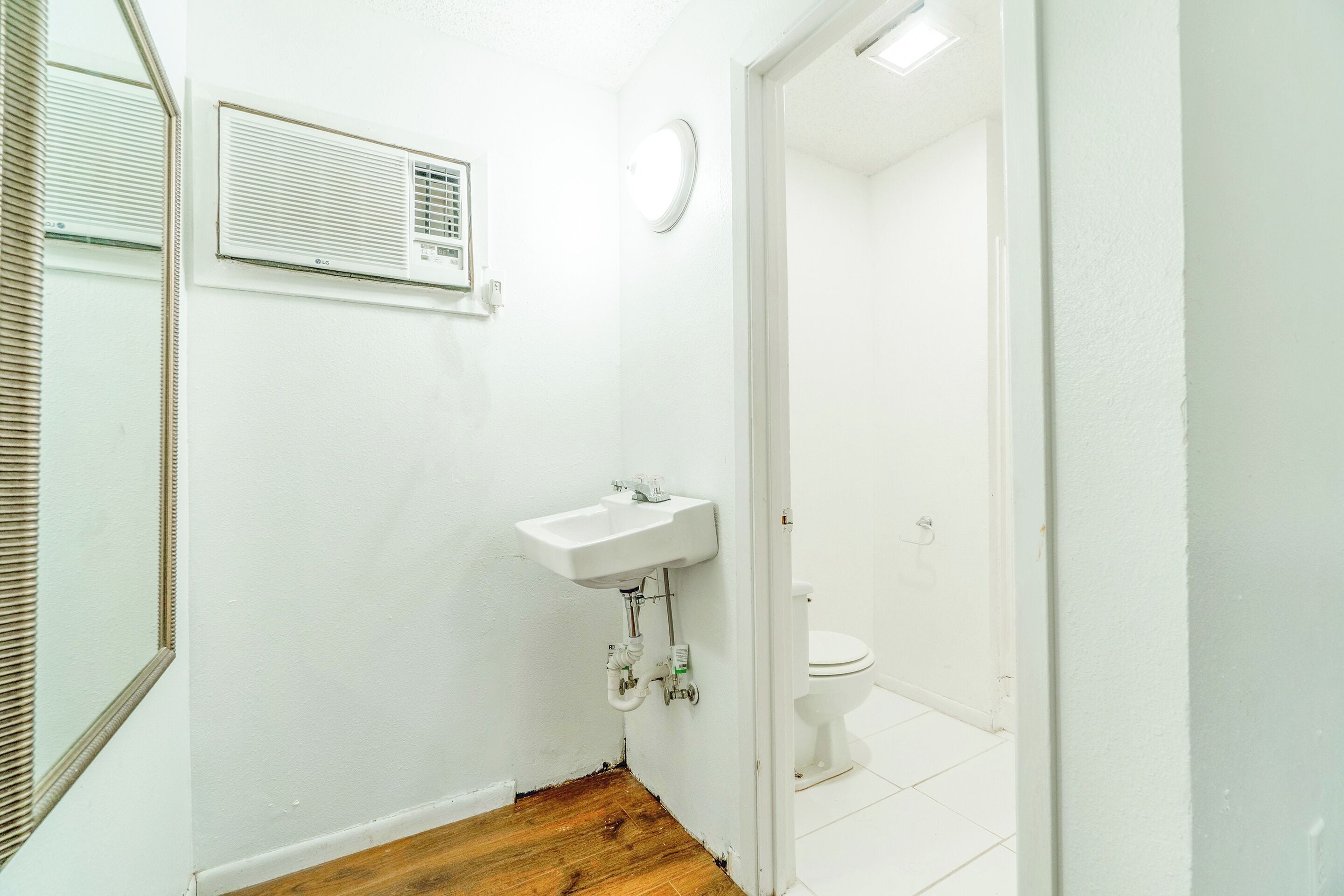 标准房, 1 张特大床, 吸烟房 | 浴室 | 淋浴设施、免费洗浴用品、毛巾