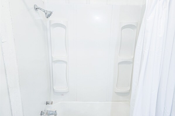 Chambre Standard, 2 grands lits, non-fumeur | Salle de bain | Douche, articles de toilette (gratuits), serviettes fournies