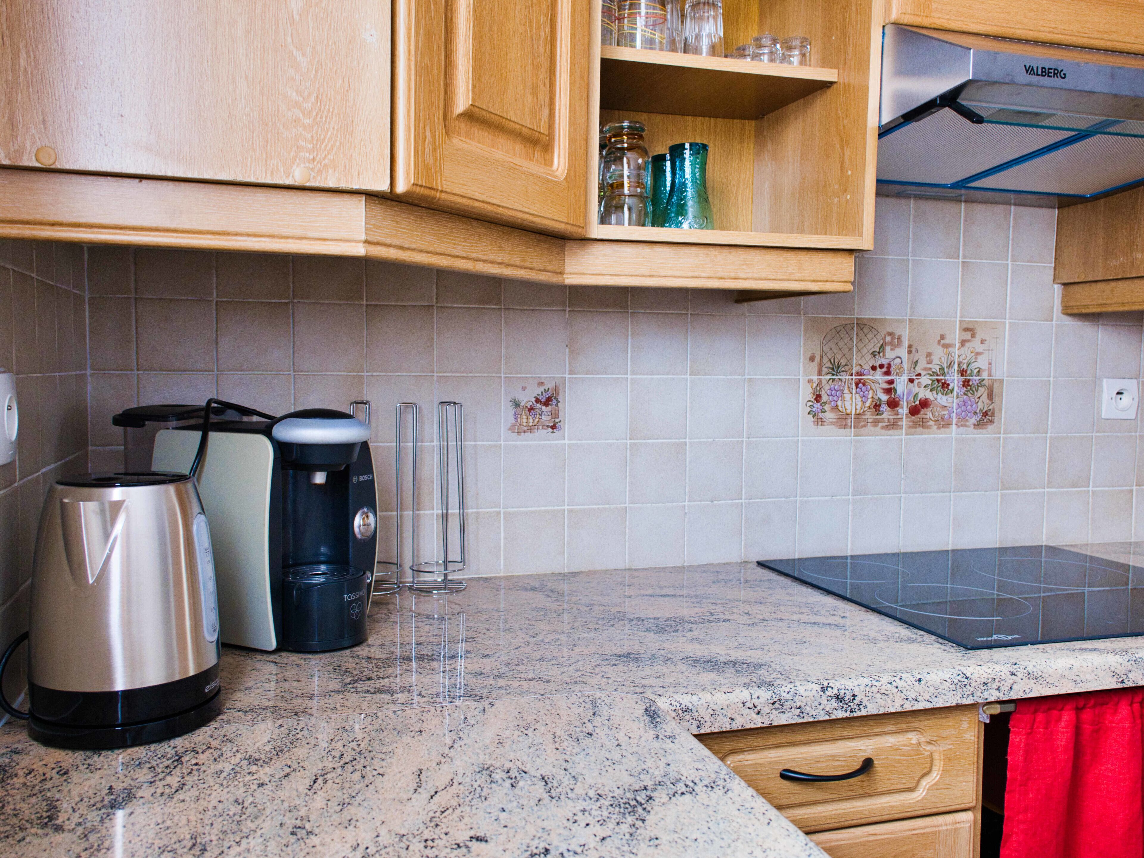 Réfrigérateur, micro-ondes, four, cafetière/bouilloire