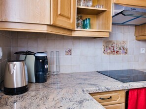 Køleskab, mikrobølgeovn, ovn, kaffe-/temaskine