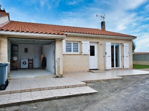 Exterior - Family house with beautiful garden (Saint-Hippolyte)