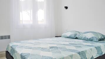 3 bedrooms, iron/ironing board, WiFi, bed sheets