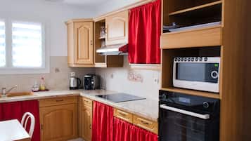 Réfrigérateur, micro-ondes, four, cafetiÚre/bouilloire