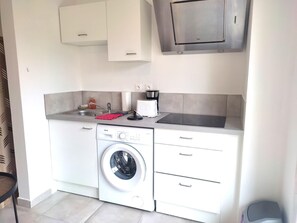 ثلاجة، ميكروويف، ماكينة لصنع القهوة/الشاي