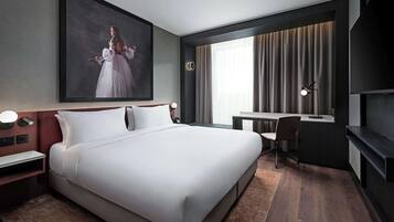 Standard Room, Non Smoking | Hypo-allergenic bedding, minibar, in-room safe, blackout curtains