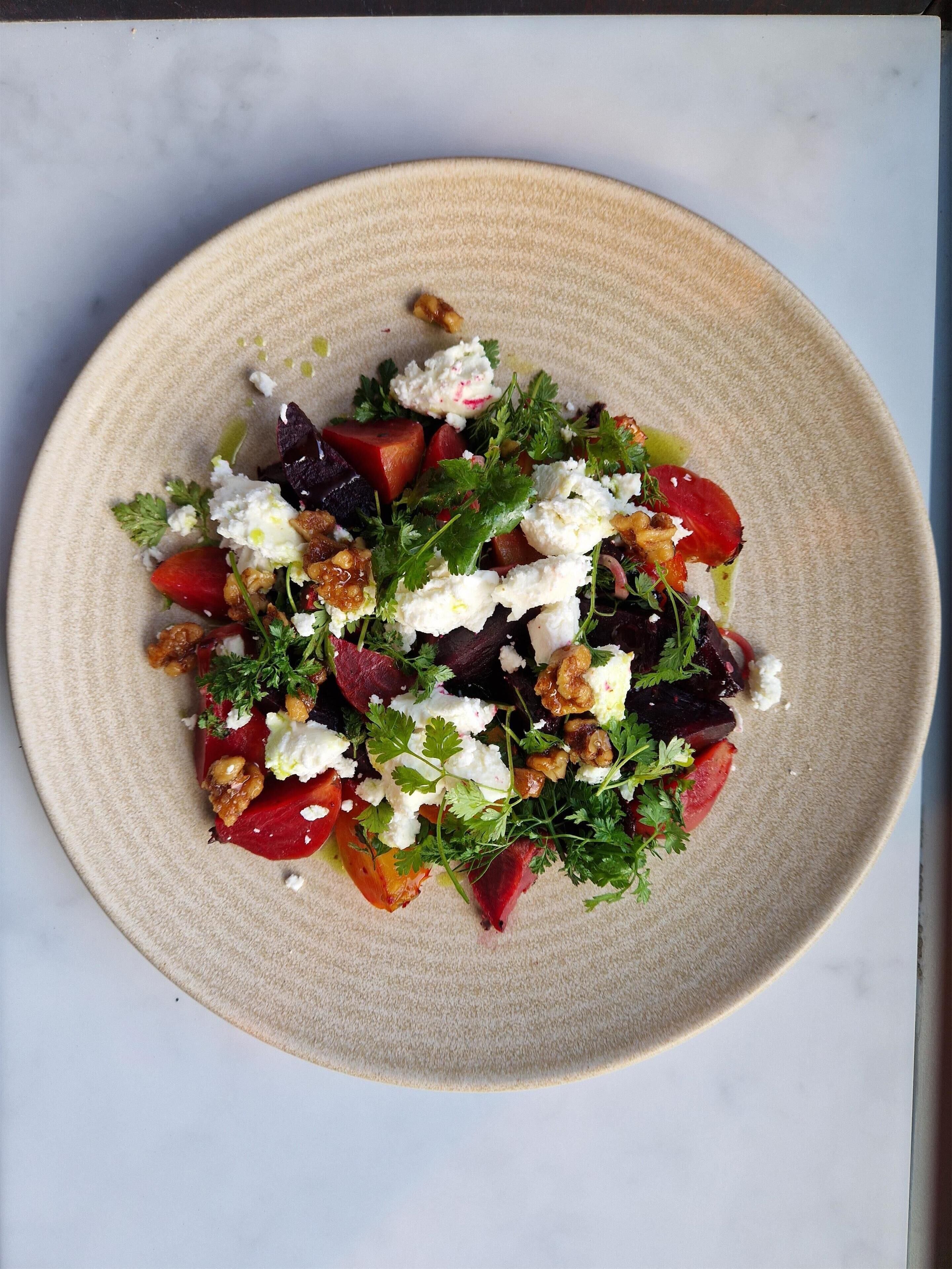 Ensalada con diferentes verduras y frutos secos.