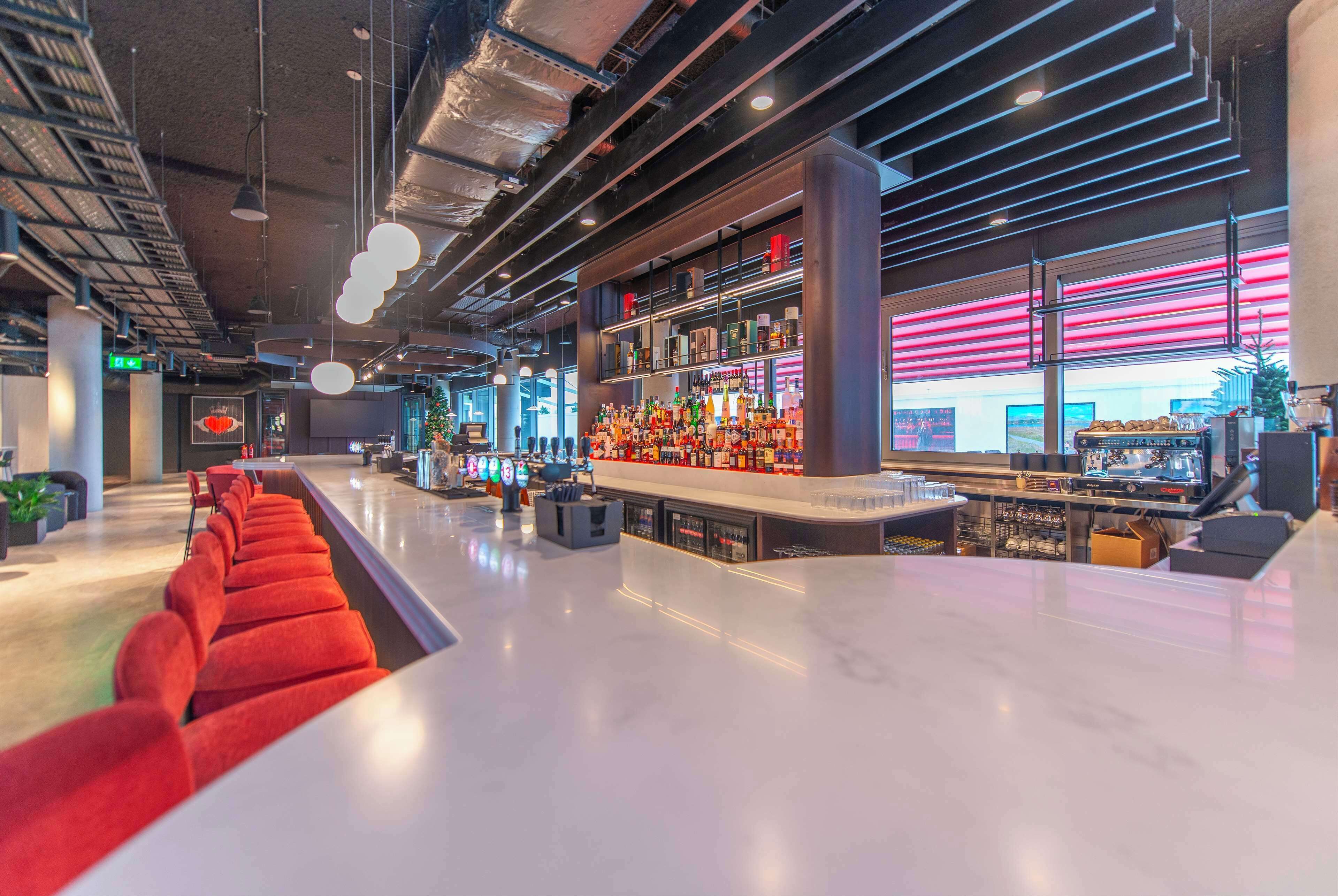 2 bars/lounges
