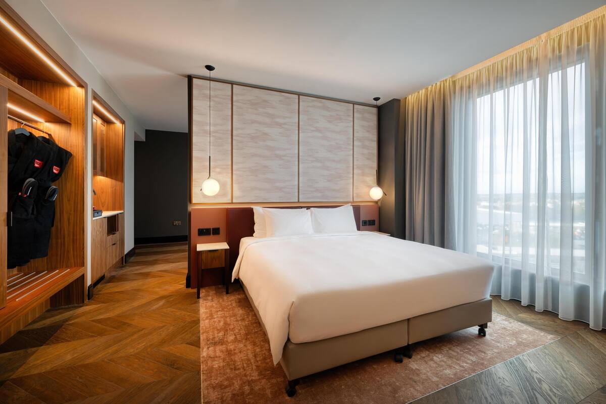 Hypo-allergenic bedding available, minibar, in-room safe