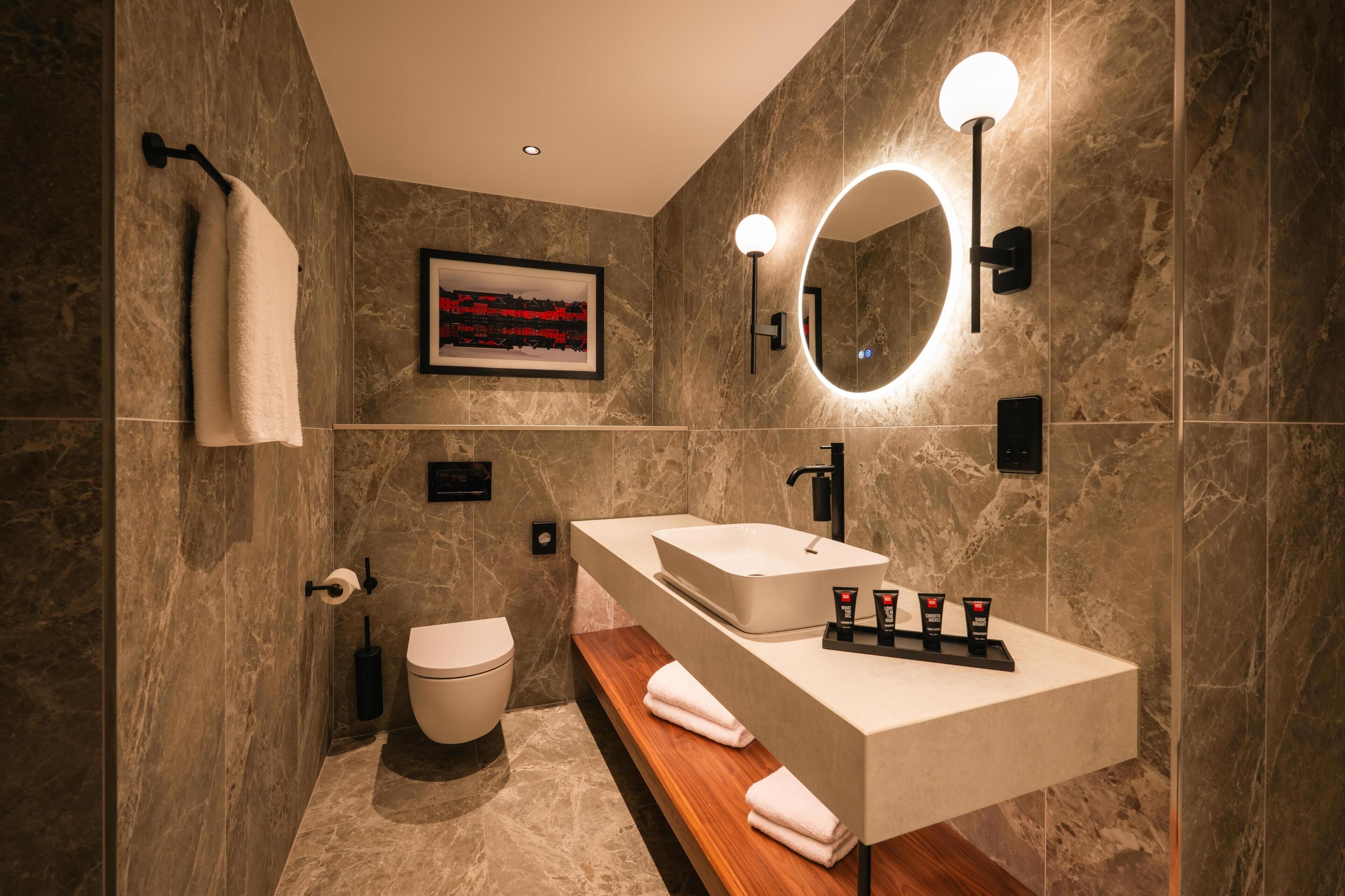 Suite, 1 slaapkamer, niet-roken | Badkamer | Een douche, een regendouche, gratis toiletartikelen, een haardroger