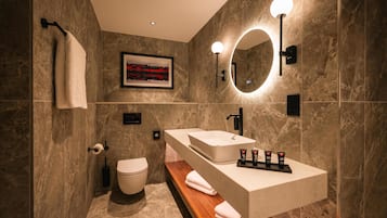 Suite, 1 slaapkamer, niet-roken | Badkamer | Een douche, een regendouche, gratis toiletartikelen, een haardroger