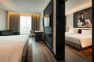 Hypo-allergenic bedding, minibar, in-room safe, blackout drapes