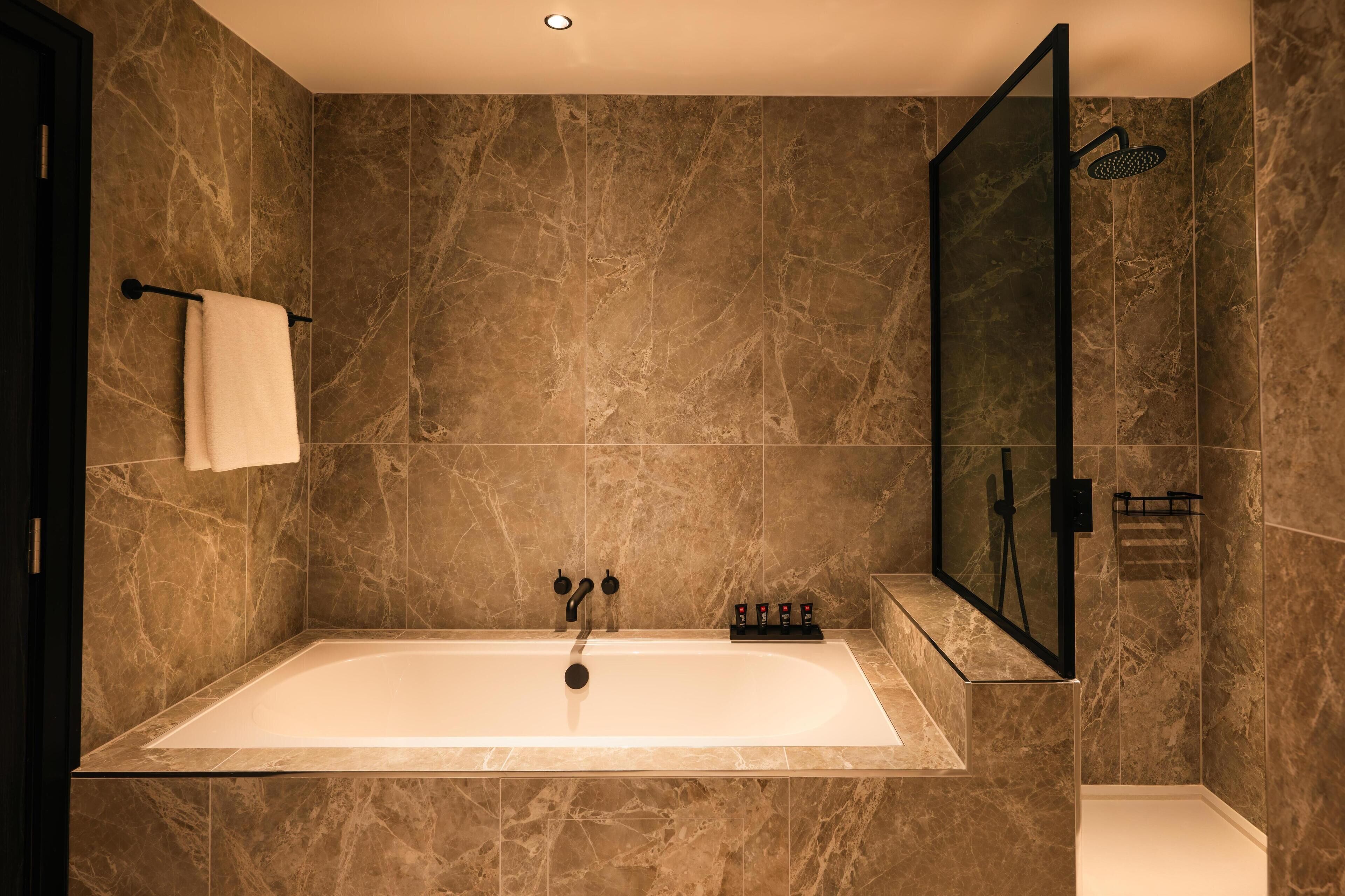 Suite, 1 Schlafzimmer, Nichtraucher | Badezimmer | Dusche, Regendusche, kostenlose Toilettenartikel, Haartrockner