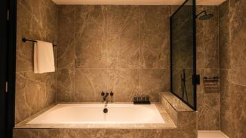 Suite, 1 Schlafzimmer, Nichtraucher | Badezimmer | Dusche, Regendusche, kostenlose Toilettenartikel, Haartrockner