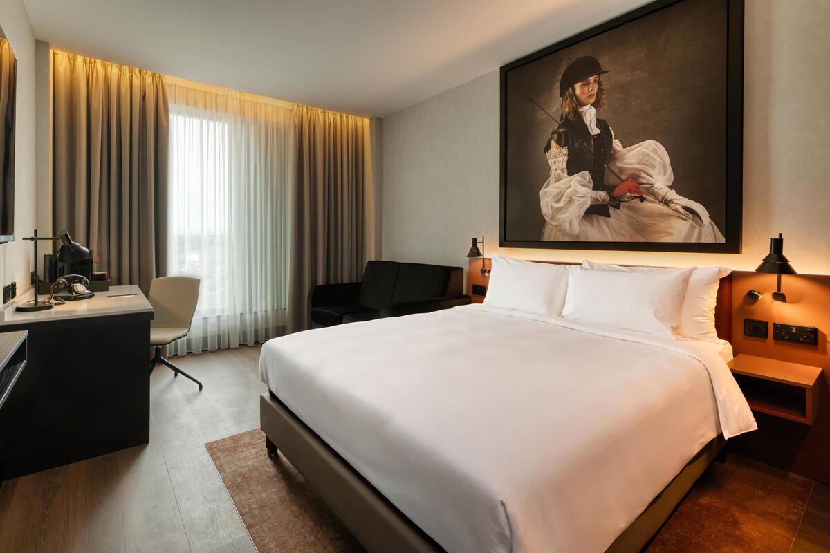 Hypo-allergenic bedding available, minibar, in-room safe