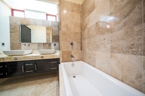 Deluxe Apartment, Balcony, Beach View | Bathroom