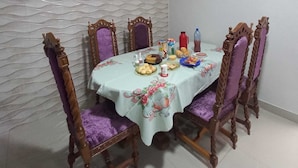 فطور مطهو حسب الطلب مجانًا يوميًا