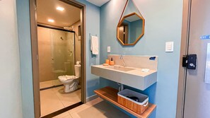 Deluxe-íbúð | Baðherbergi | Snyrtivörur án endurgjalds, hárblásari, handklæði, sápa