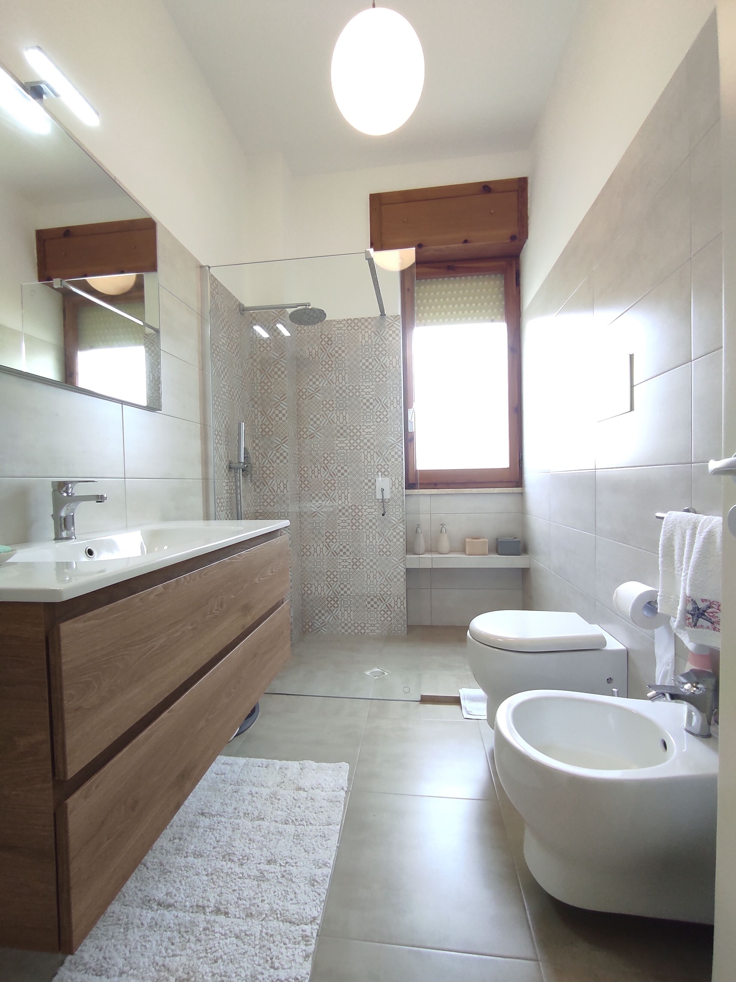 Douche, sèche-cheveux, bidet, savon