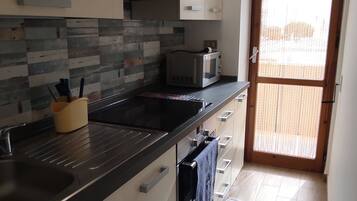 Frigorifero, microonde, forno, piano cottura