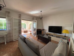 Smart TV, fireplace - Villa Caramonte en la Costa Dorada con Piscina Privada (Les Tres Cales)