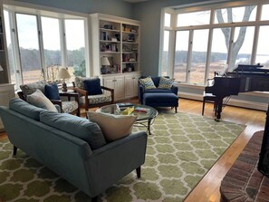 Smart TV, ping pong, books, computer monitors