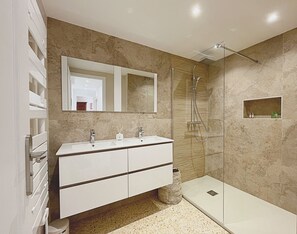 Dusche, kostenlose Toilettenartikel, Haartrockner, Hausschuhe