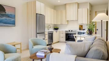 Apartamento premium, 2 quartos, vista para a cidade | Área de estar | Smart TV 55 polegadas com canais digitais, Netflix