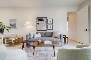 特級公寓, 2 間臥室, 城市景 | 客廳 | 55 吋智能電視連數碼電視頻道、Netflix、串流服務