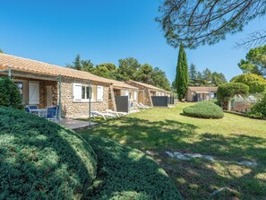 Property grounds - Traditional Stone Home in Provence (La Roque-sur-Pernes)
