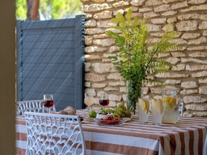 Outdoor dining - Stone house in the midi (La Roque-sur-Pernes)