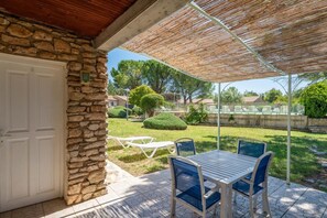 Outdoor dining - Charming Stone house in Provence (La Roque-sur-Pernes)