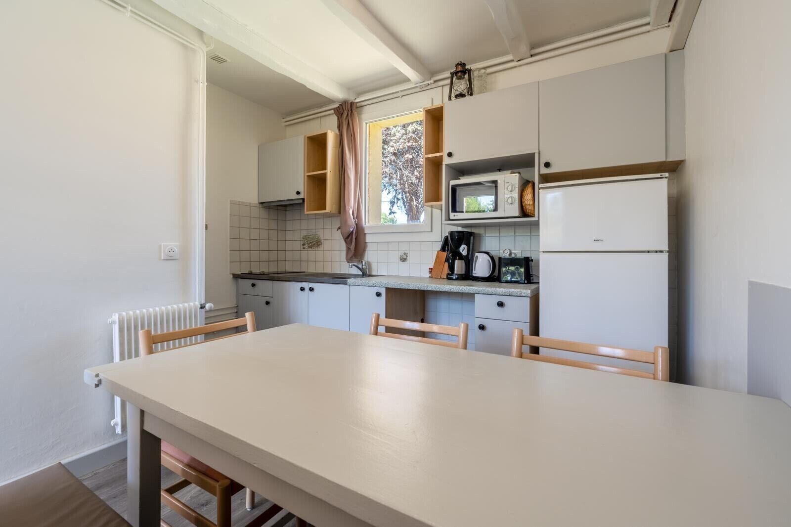 Coffee/tea maker, fridge, microwave, stovetop