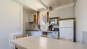 Cafetera y tetera, refrigerador, microondas y parrilla de estufa 