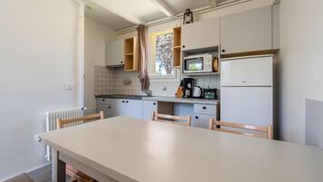 Coffee/tea maker, fridge, microwave, stovetop