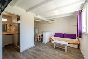 Interior - Charming Stone house in Provence (La Roque-sur-Pernes)