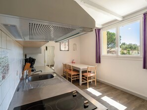 Fridge, microwave, stovetop, coffee/tea maker - Provençal Stone House (La Roque-sur-Pernes)