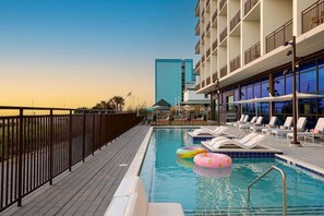Outdoor pool - Moxy Virginia Beach Oceanfront (Virginia Beach)
