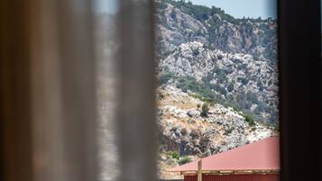 Rom – standard, hageutsikt | Sengetøy av topp kvalitet, wi-fi (inkludert) og sengetøy