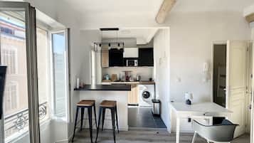 Fridge, microwave, stovetop, coffee/tea maker